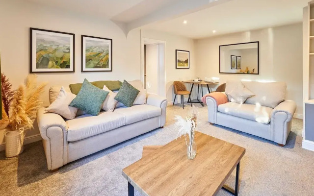 Host Stay Raven s Nest Suite