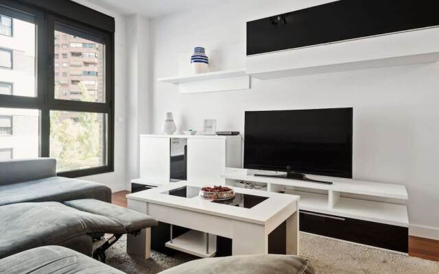 Modern 2 Bedroom Apartment Near Retiro Close to Metro