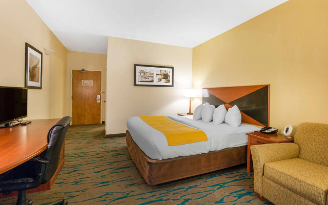 Gateway Hotel & Suites, Ascend Hotel Collection
