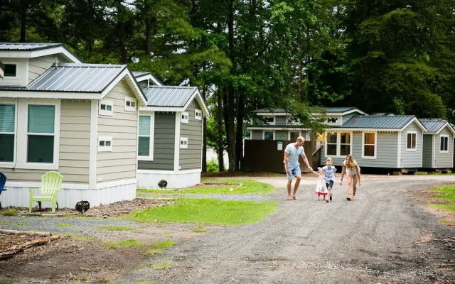 Waterfront Two Bedroom Cabin #18 on the Lake at Long Cove Resort by Redawning