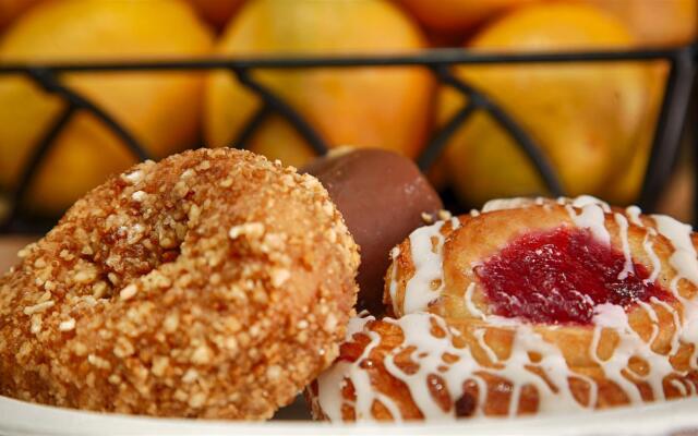 Best Western Plus Raffles Inn & Suites