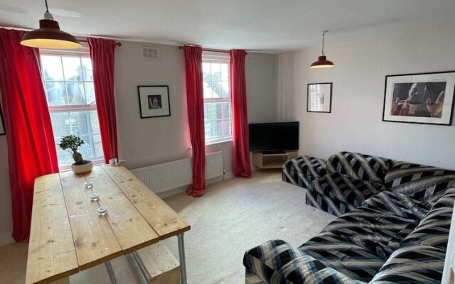 Modern & Cosy 1 Bedroom Top Floor Flat in East Dulwich