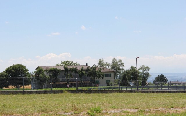 Studio in Bevaix, With Pool Access, Enclosed Garden and Wifi