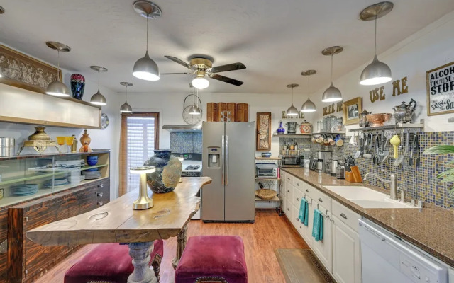 Bohemian Wonderland: Benicia Bungalow w/ Pergola!