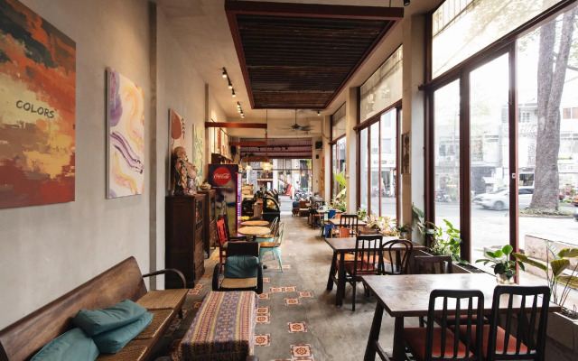 9 Hostel and Bar
