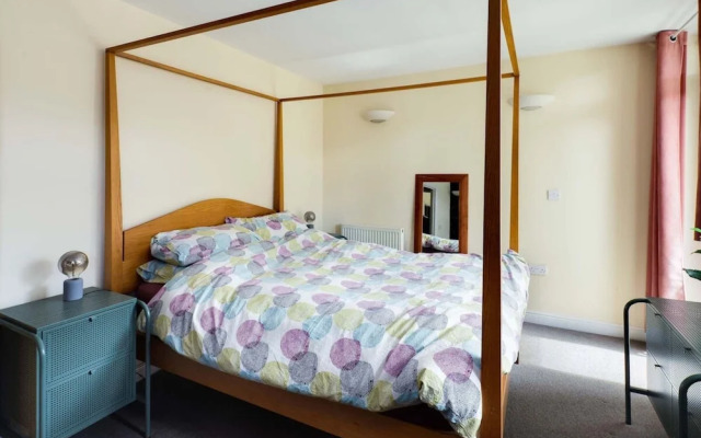 Beautiful & Vibrant 2BD Home w/ Balcony - Hackney!