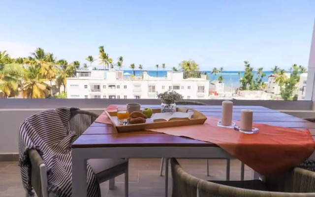 Elegant and Spacious Penthouse With Ocean View