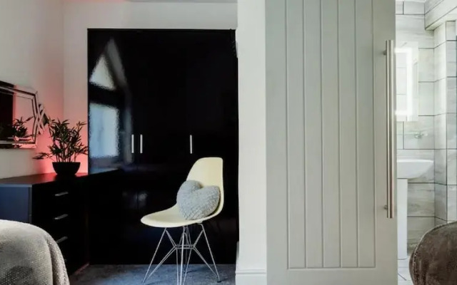 Sandybanks - Stylish apartment on Torquay promenade