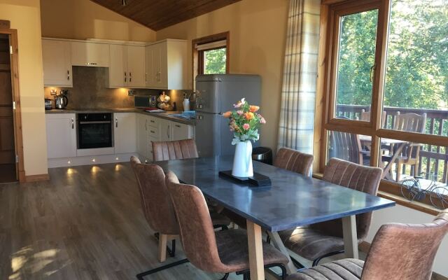 Silver Birch Lodge With Hot Tub Near Cupar, Fife