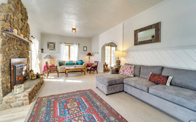 'dolorable' Home w/ Yard - Walk to River!