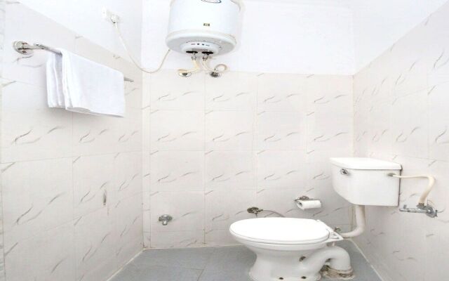 OYO 10463 Hotel Paras