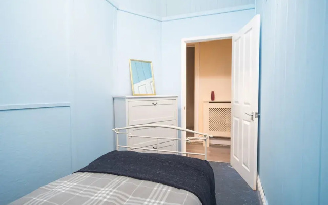 Three Bedroom Apartment Next To Pub