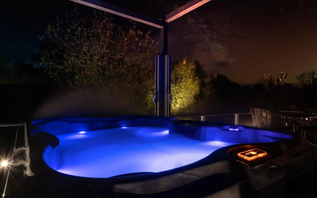 New Stunning Lake View Log Cabin With Hot Tub