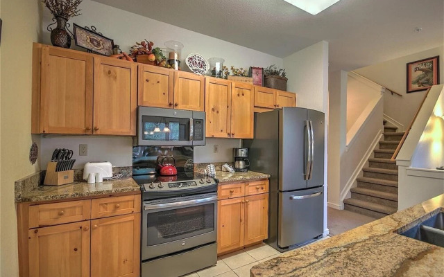 Luxury 3 Bedroom Townhouse next to Keystone Lake, Free Shuttle, Hot Tub and Sauna