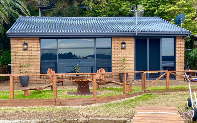 Serenity by the Lake - Romantic Waterfront Couple's Getaway