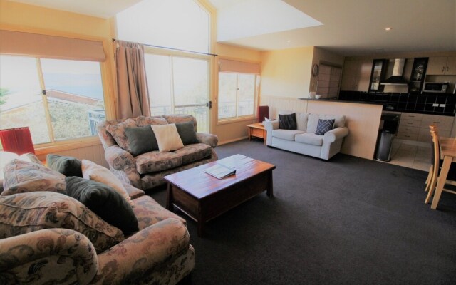 Torino 6 - Lake Jindabyne & Snowy Mountain Views