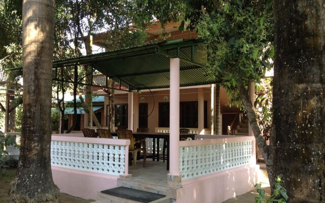 The 90's Sauraha