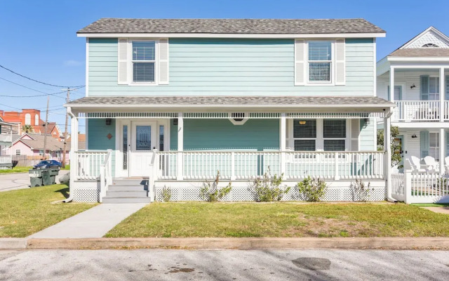 Hot Tub & Yard: Jimmy Buffet-themed Galveston Home