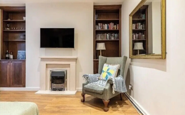 Elegant Two Bedroom Flat in Redcliffe Gardens