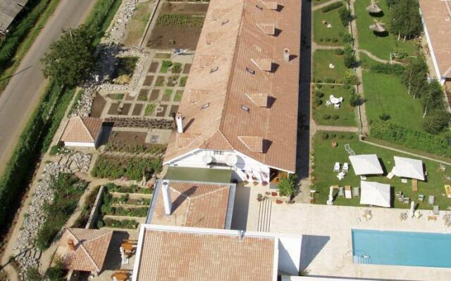 Country Club La Mesteceni