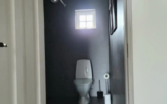 Mysigt hus i liten by nära havet