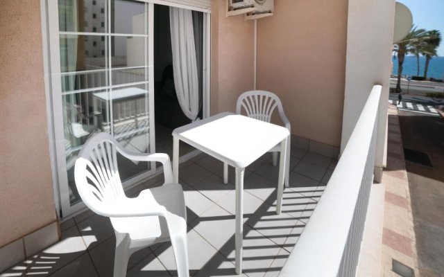 Apartamento con piscina y terraza a 50 metros de la playa