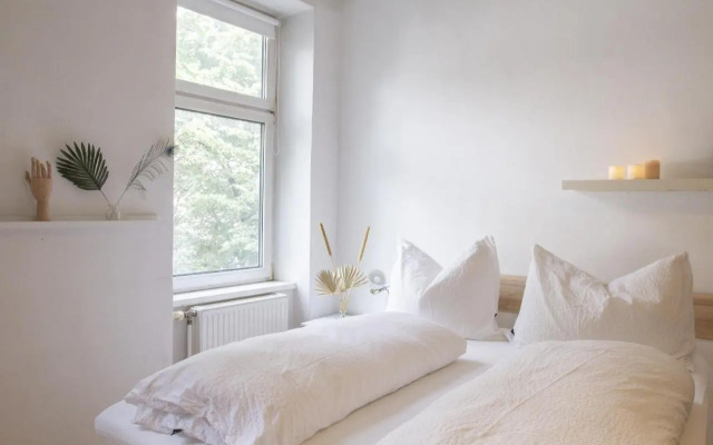 Sunny Apartment near Belvédère Castle