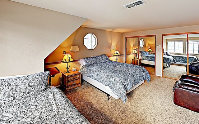 Eagles Nest: Large House Near Lake & Ski Resorts 3 Bedroom Home
