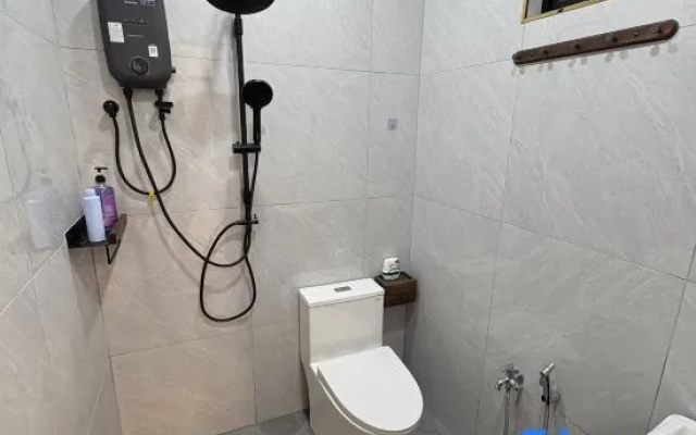 Chin Villa - Modern Balinese Style｜Private Pool | Karaoke｜Bbq｜ – Bathroom – Simpang Ampat