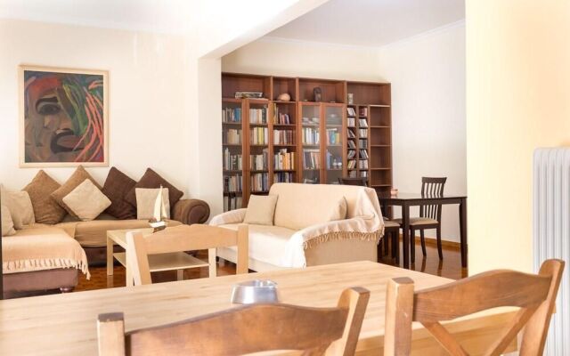 Classy apartment with 2 bedrooms in Petralona