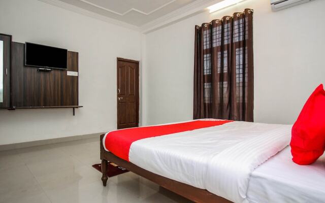 OYO 18272 Hotel Lambodar