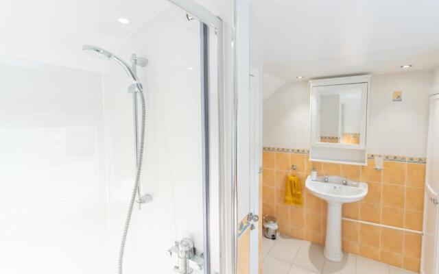 3 Private bedrooms attached to hosts home Free parking