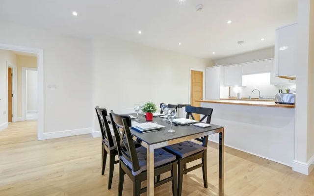 Luxury 3 Bedroom Apartment with Parking