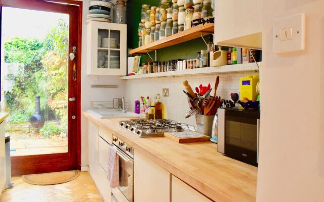 Homely 1 Bedroom Flat in Battersea With Garden