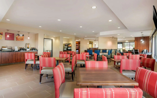 Comfort Suites Speedway - Kansas City