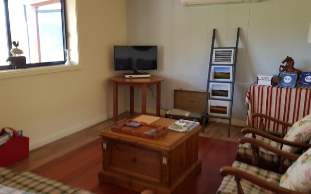 The Wattle Lodge – Guest Rooms – Glendon Brook