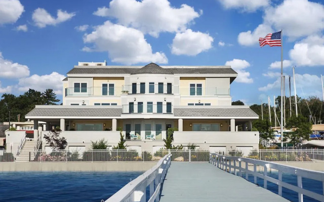 Knickerbocker Yacht Hotel