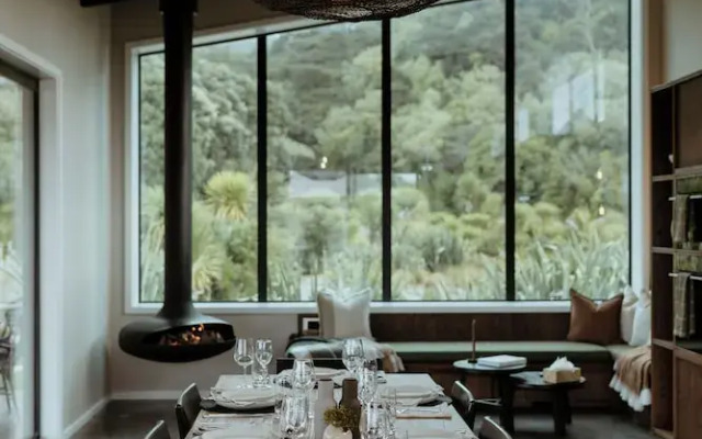 Te Whaanga Retreat & Spa Lodge & Canvastown Luxury Glamping Tents