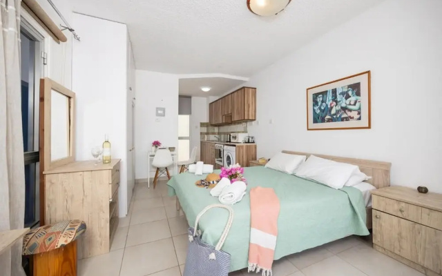 Emilia 10 With 1 Bedrooms and 1 Bathrooms