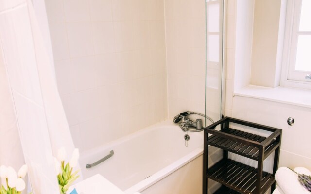 Modern Grove Court Apartment - ISMY