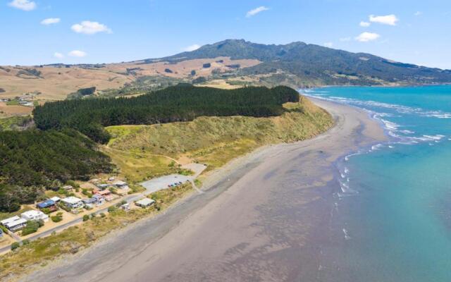 The Big Round Window - Raglan Holiday Home