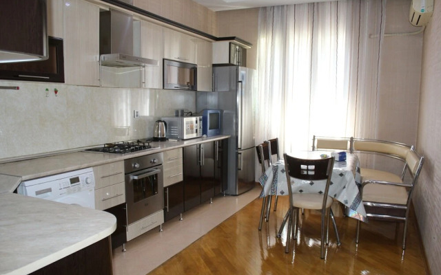 Apartment on Akademik Sh. Azizbayov 88a