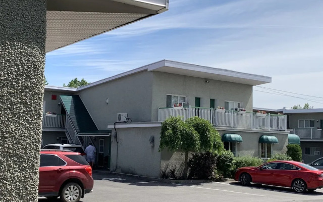 Super 8 by Wyndham Montreal