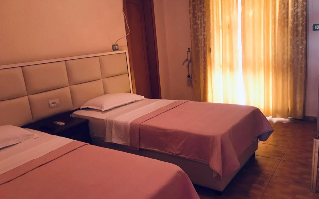 Gold Guest House & Bar