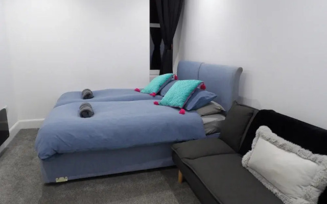 Architect Designed Meadows Central Apartment