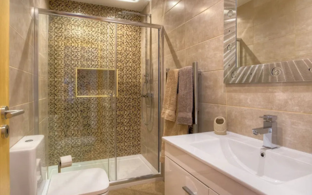 Elizabet Modern Apartment in the Heart of the Ci