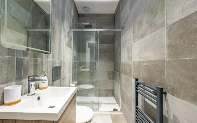Stylish & Sleek 3BD Home Including Guest House in Southall