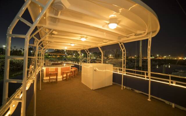 houseboat