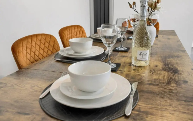 Central Chic - Huge Home - Free Wifi