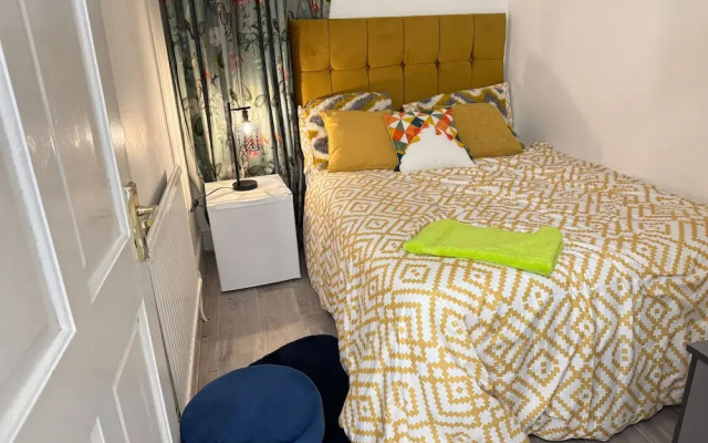 Sheffield - House - Sleeps 5 - Parking - Garden